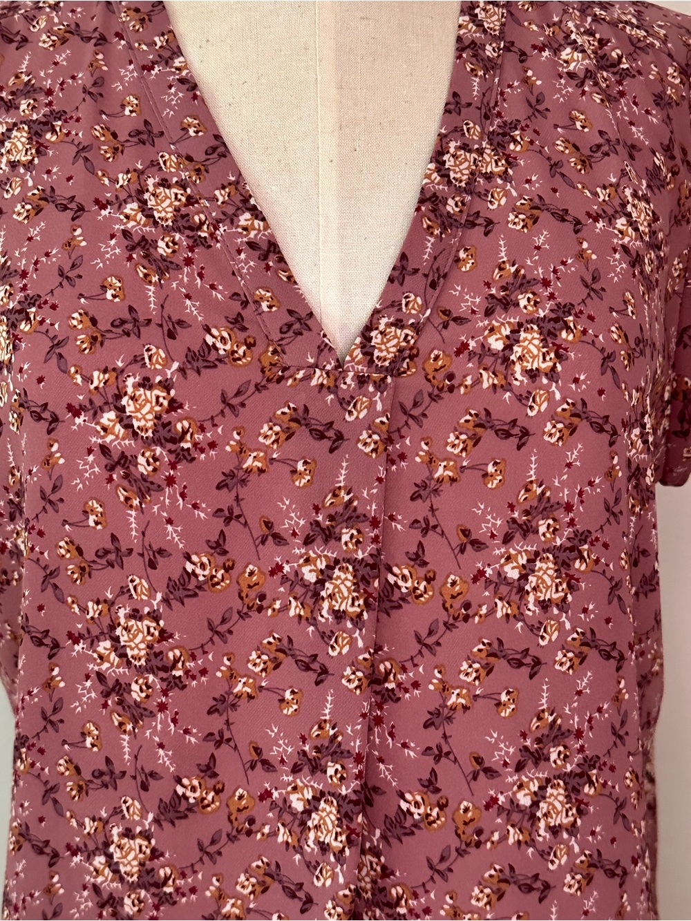 Floral and flowing Medium tunic pullover top with angel sleeves in 100 polyester - Picture 2 of 7